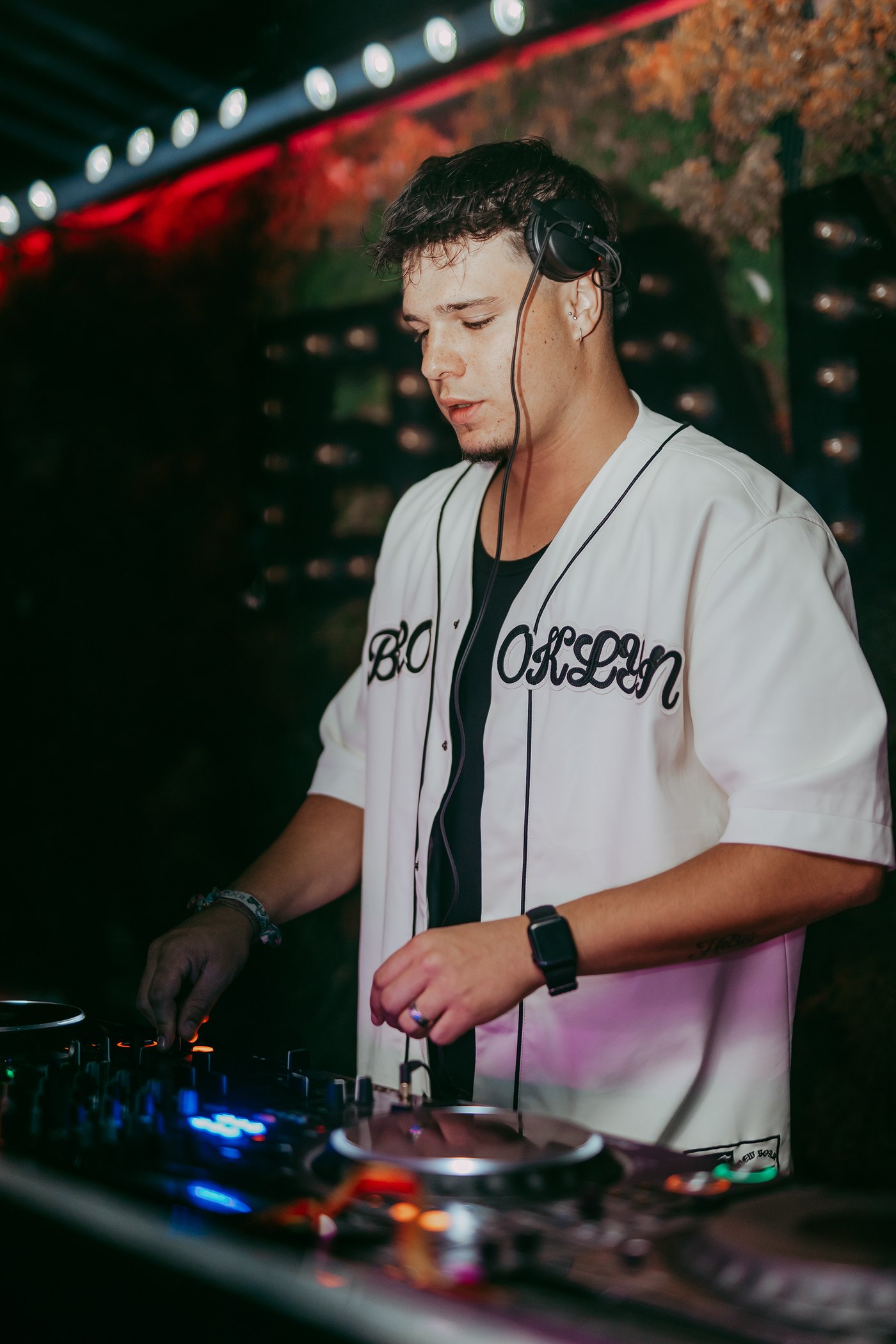 DJ en cabina