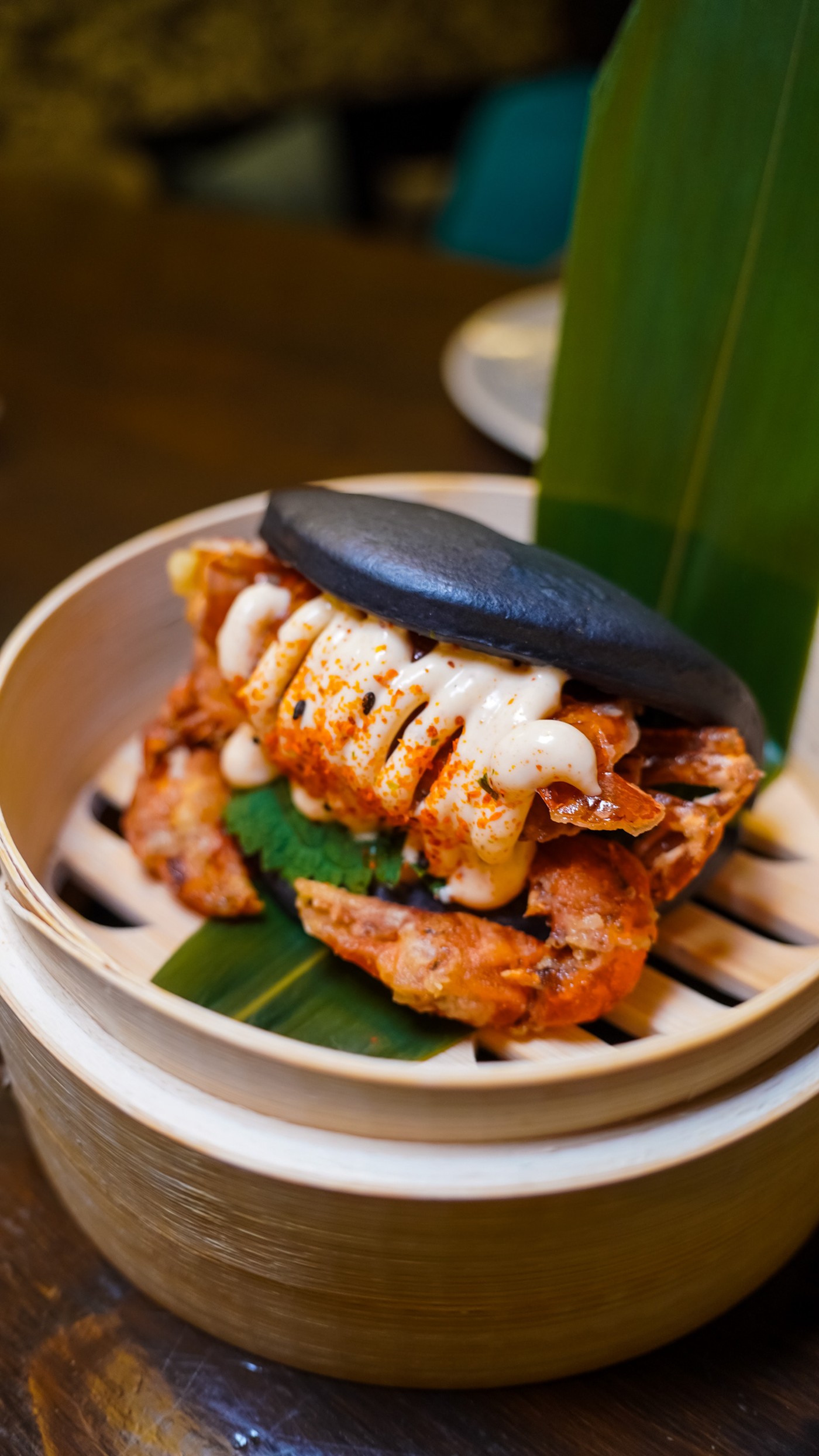Bao negro con langostinos